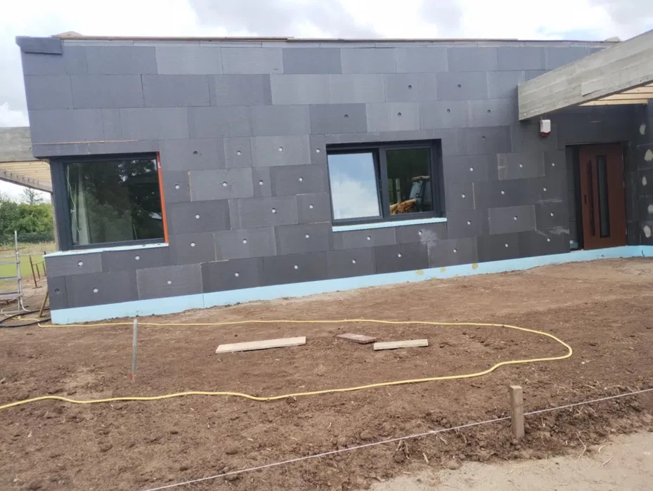 Budowa domów od podstaw do dachu. Domy planowe i bezplanowe. Dobudówki