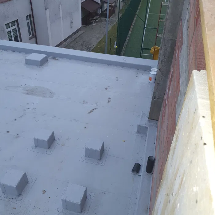 Dachy płaskie, tarasy, hydroizolacje papą termozgrzewalną, membraną PV