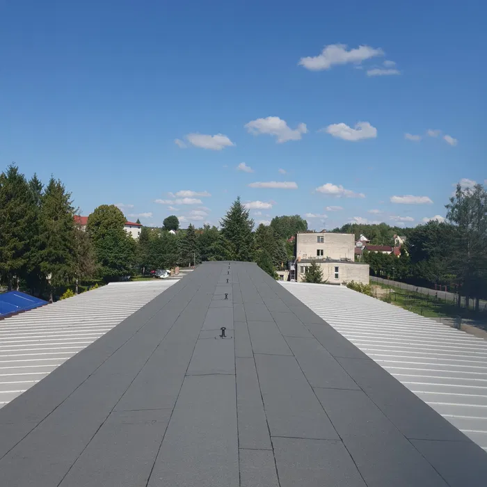 Dachy płaskie, tarasy, hydroizolacje papą termozgrzewalną, membraną PV
