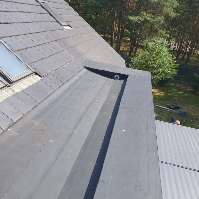 Dachy płaskie, tarasy, hydroizolacje papą termozgrzewalną, membraną PV