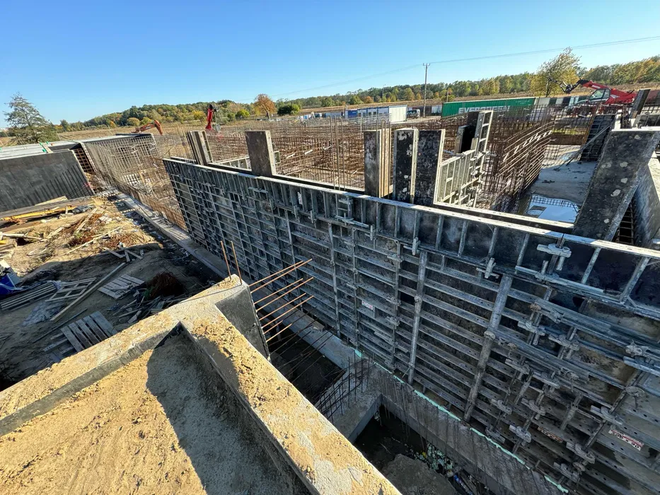 Wynajem i sprzedaż szalunków rusztowań podnośników kontenerów ogrodzeń